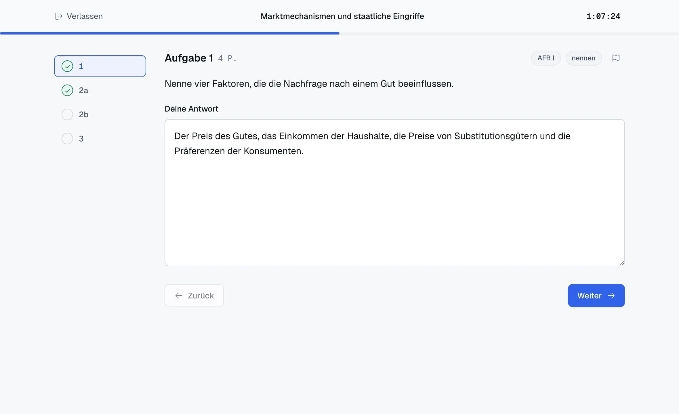Prüfungsmodus von Studilly mit Aufgabenübersicht, Antwortfeld und laufender Zeit.